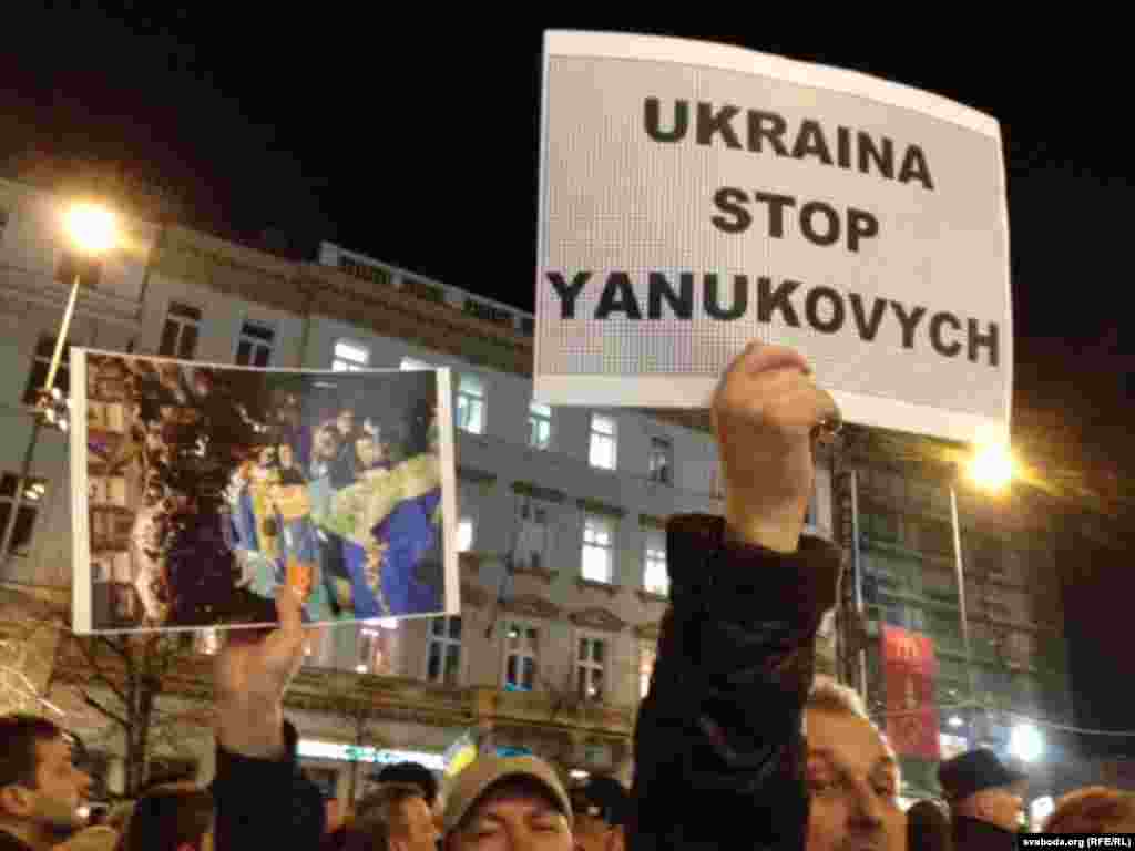 Киев құрбандарын еске алып, украина халқына қолдау білдіруге жиналғандардың қолында &nbsp;&laquo;Януковичті тоққтату&raquo; туралы жазулар болды. Прага, 20 ақпан 2014 жыл.