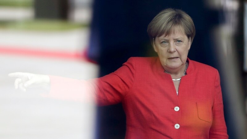 Меркел против укинување на санкциите врз Русија 