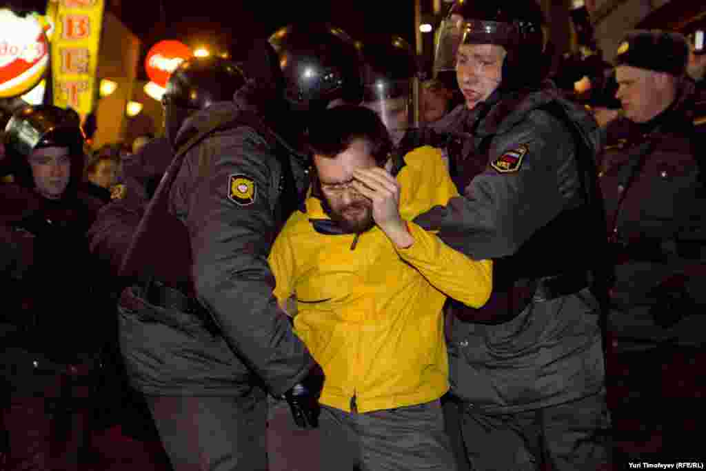 Law enforcement officers arrest antigovernment rally participants on Moscow&#39;s Triumph Square on December 6.