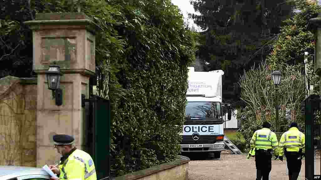 В конце марта покончил с собой бизнесмен и политик Борис Березовский, много лет живший в эмиграции в Англии. На фото - британская полиция перед особняком Березовского.