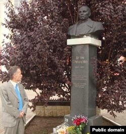 Мустафа Джемилев у памятника Петру Григоренко в Симферополе