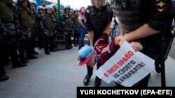 Силовики задерживают участников митинга с требованием допустить независимых кандидатов на выборы в Московскую городскую думу. Москва, 27 июля 2019 года