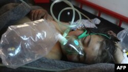 Ребенок, пострадавший от предположительного применения химического оружия в городе Хан-Шейхун в сирийской провинции Идлиб. 4 апреля