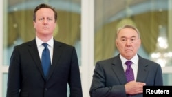 Қазақстан президенті Нұрсұлтан Назарбаев (оң жақта) пен Ұлыбритания премьер-министрі Дэвид Кэмерон. Астана, 1 шілде 2013 жыл