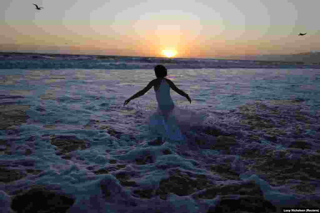 A girl runs into the Pacific Ocean at a Tashlich ceremony, a Rosh Hashanah ritual to symbolically cast away sins, during the Nashuva Spiritual Community Jewish New Year celebration on Venice Beach in Los Angeles, California, on September 21. (Reuters/Lucy Nicholson)