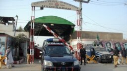 Pakistani Taliban leaders Muslim Khan and Mehmood Khan have reportedly been transferred from a detention facility to the custody of the Afghan Taliban. (file photo)