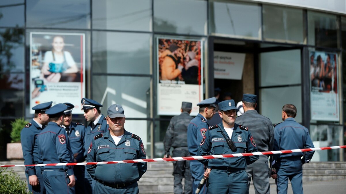 Полиция банков. Банк с полицией на улице. Полиция у банка. Рядом с банком полиция. Милиционеры Ереван 1922.