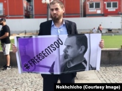 Мансур Садулаєв на мітингу чеченської діаспори в Стокгольмі за звільнення політв'язнів 9 вересня 2018 р