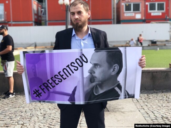 Мансур Садулаев на митинге чеченской диаспоры в Стокгольме за освобождение политзаключенных, 9 сентября 2018