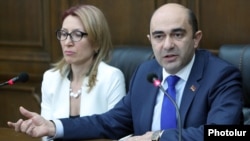 Armenia - Bright Armenia Party leader Edmon Marukian (R) at a news conference in Yerevan, March 27, 2019.