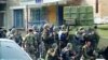 Российские военные у захваченной террористами школы. До штурма еще два дня