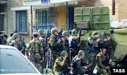Российские спецподразделения вокруг захваченной школы в Беслана. 1 сентября