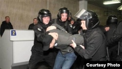 Учения украинской полиции по задержанию преступников в киевском аэропорту Борисполь