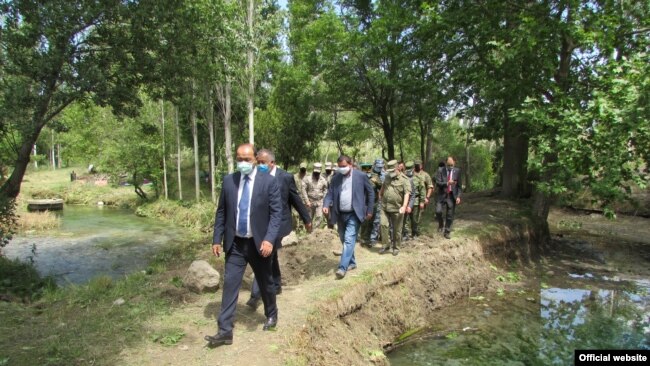 Премьер-министр Абдулла Арипов в селе Чашма. 1 июня 2020 года.