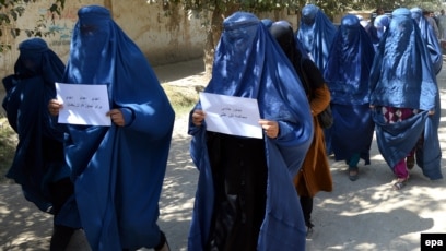 Студенттердің ас үйде жыныстық қатынасқа түсуін онлайн көріңіз