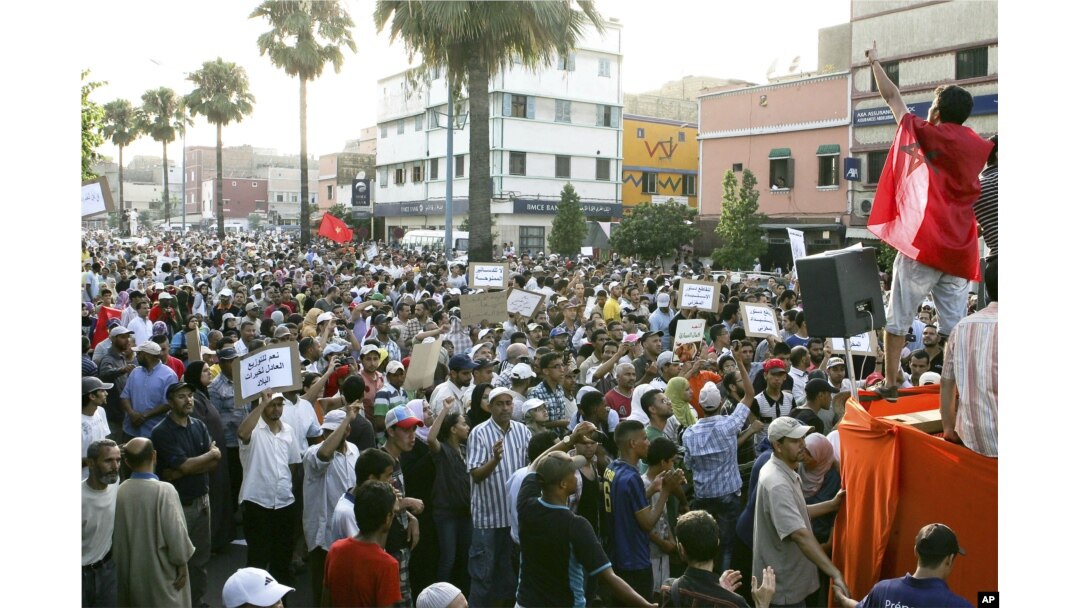 Жігіттер бір-бірінің әтештерін жұлып алады Ер адам момынмен жыныстық қатынасқа түседі