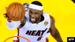 Игрок "Майами Хит" Леброн Джеймс в финальном матче чемпионата НБА. 21 июня 2012 г