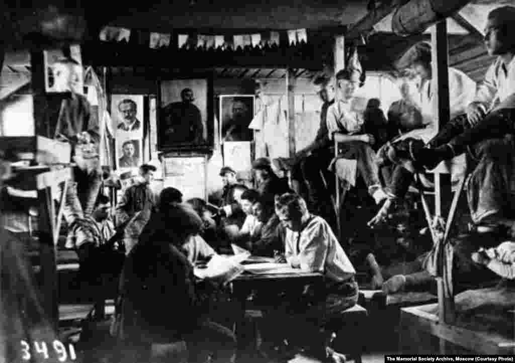 Пацыенты ў перапоўненым шпіталі лягеру Беламорканалу ў 1932 годзе. Колькасьць загінуўшых пры будаўніцтве ацэньваецца ад 8700 да больш як 25 тысяч чалавек. 
