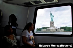 Статуя свободы через окно туристического парома