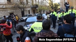 Полицейский кордон у служебного входа в парламент