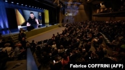 Владимир Зеленский во время выступления через видеосвязь на Конференции по восстановлению Украины. Лугано, Швейцария, 4 июля 2022 года