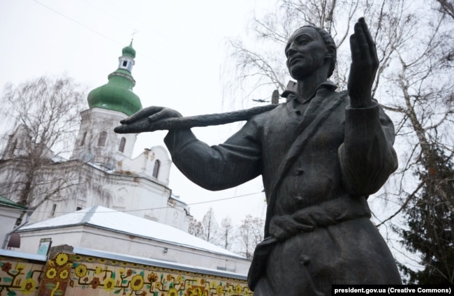 Скульптура філософа Григорія Сковороди на території Меморіального музею Григорія Сковороди у Переяславі