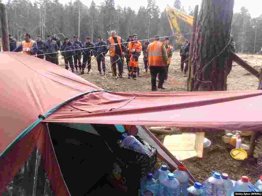 Протестующих оттеснили, лагерь отделили от просеки колючей проволокой