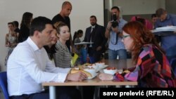 Претседателот на црногорскиот Парламент Дарко Пајовиќ во посета на Народна кујна во Подгорица. 