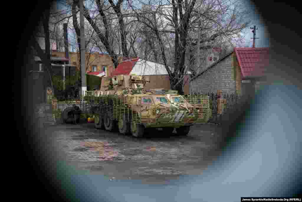 По дорозі в Дебальцеве, вигляд зі спеціального віконця БТРа. Навколо міста знаходяться сотні одиниць бронетехніки і облаштовано окопи.