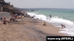 Большинство загорающих на пляжах Николаевки - местные жители