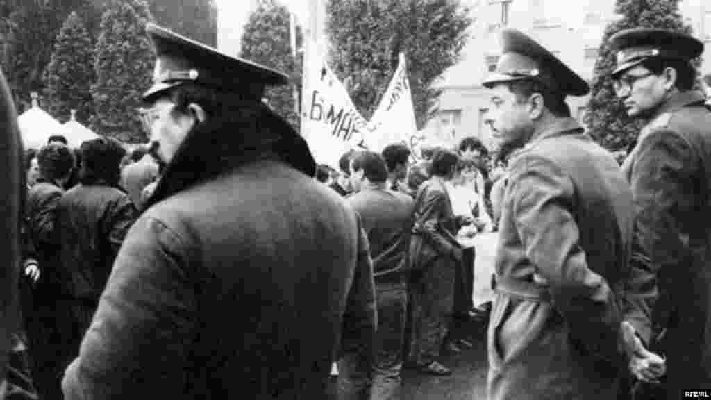 Tajik protesters in October 1991 demand the speaker of parliament, Rahmon Nabiev, step down to provide equal opportunity for all candidates in the presidential election scheduled for November 24, 1991.