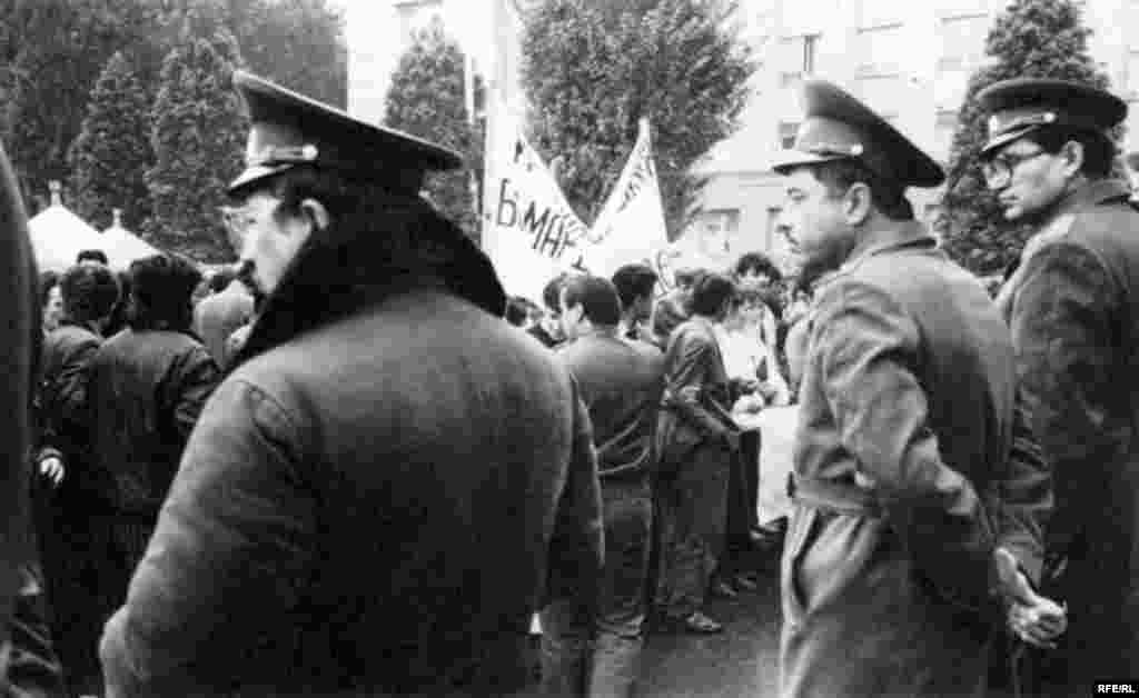 Tajik protesters in October 1991 demand the speaker of parliament, Rahmon Nabiev, step down to provide equal opportunity for all candidates in the presidential election scheduled for November 24, 1991.