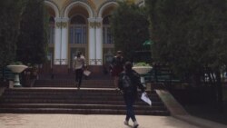 У здания университета. Иллюстративное фото.