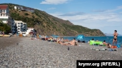 Пляж в селі Рибаче, Крим