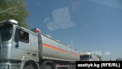 За сутки в Таджикистан проезжают десятки автомобилей, груженные ГСМ.