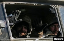 Trupe retrăgându-se din Debalțeve, astăzi.