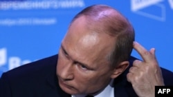 Президент России Владимир Путин в ходе пленарной сессии дискуссионного клуба «Валдай» (архив)