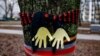 Мясцовыя жыхары навязалі шалікі на дрэвы ў Грушаўскім сквэры, 12 студзеня