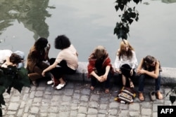 Хиппи на берегу Сены в Париже, 1970 год