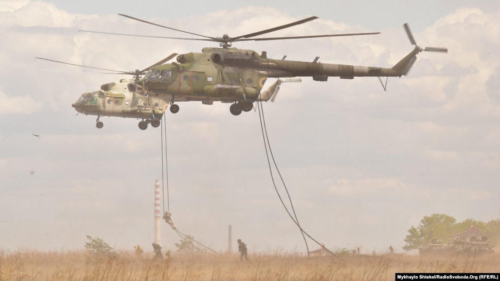 Рота вогневої підтримки десантується з вертольотів для боротьби із резервами «противника»