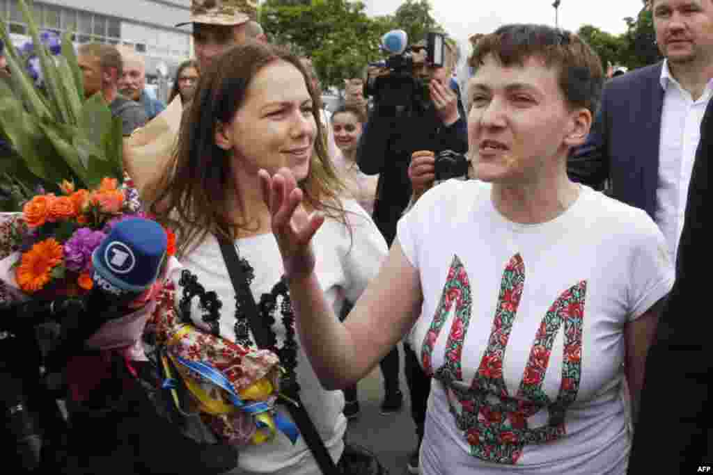Надежда Савченко, вместе с сестрой Верой, впервые общается с журналистами после освобождения в киевском аэропорту Борисполь. 25 мая 2016 года.