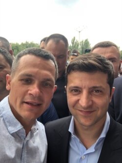 Селфі Кучера та Зеленського під час першого візиту президента до Харкова у липні 2019 року