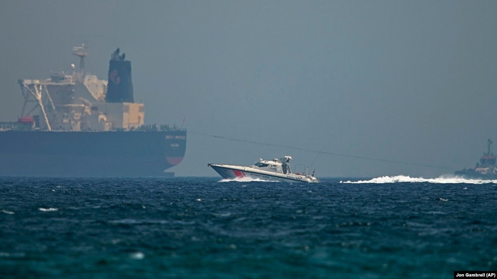 گارد ساحلی امارات در نزدیکی یک نفتکش در ساحل فجیره
