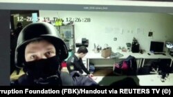 Видео с камеры в офисе ФБК во время обыска