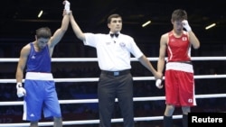 Туркменский судья Ишангулы Меретнеязов (в центре), азербайджанский боксер Магомед Абдулхамидов (слева), японский боксер Сатоши Симидзу (справа). Лондон, 1 августа 2012 года.