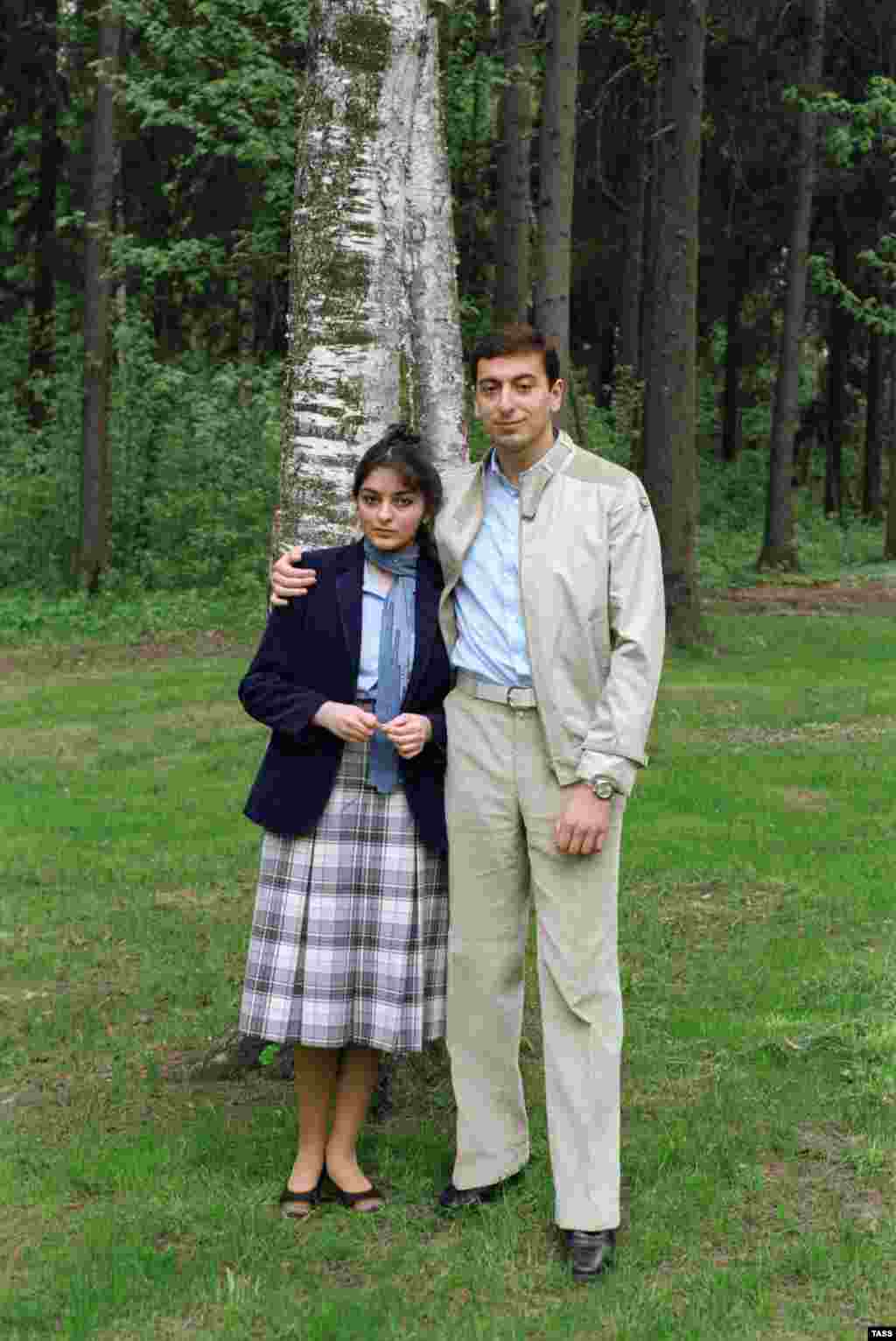 Ильхам Әлиев пен Мехрибан Әлиеваның үйленбей тұрған кезі. 1983 жылдың сәуірі.