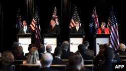 Американскиот секретар за одбрана, Марк Еспер и државниот секретар Мајк Помпео со австралиската министерка за надворешни работи Мариса Пејн и австралиската министерка за одбрана Линда Рејнолдс во Сиднеј