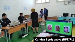 Один из избирательных участков в Иссык-Кульской области. Архивное фото. 