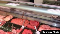 رییس اتحادیه گوشت گوسفندی تهران می گوید علت گرانی گوشت صادر کردن ۲۰۰ هزار راس دام زنده به عربستان است