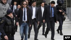 Ofițeri turci escortați de poliție părăsind Curtea supremă de la Atena, după o audiere privind posibila lor extrădare în Turcia, 23 ianuarie 2017.